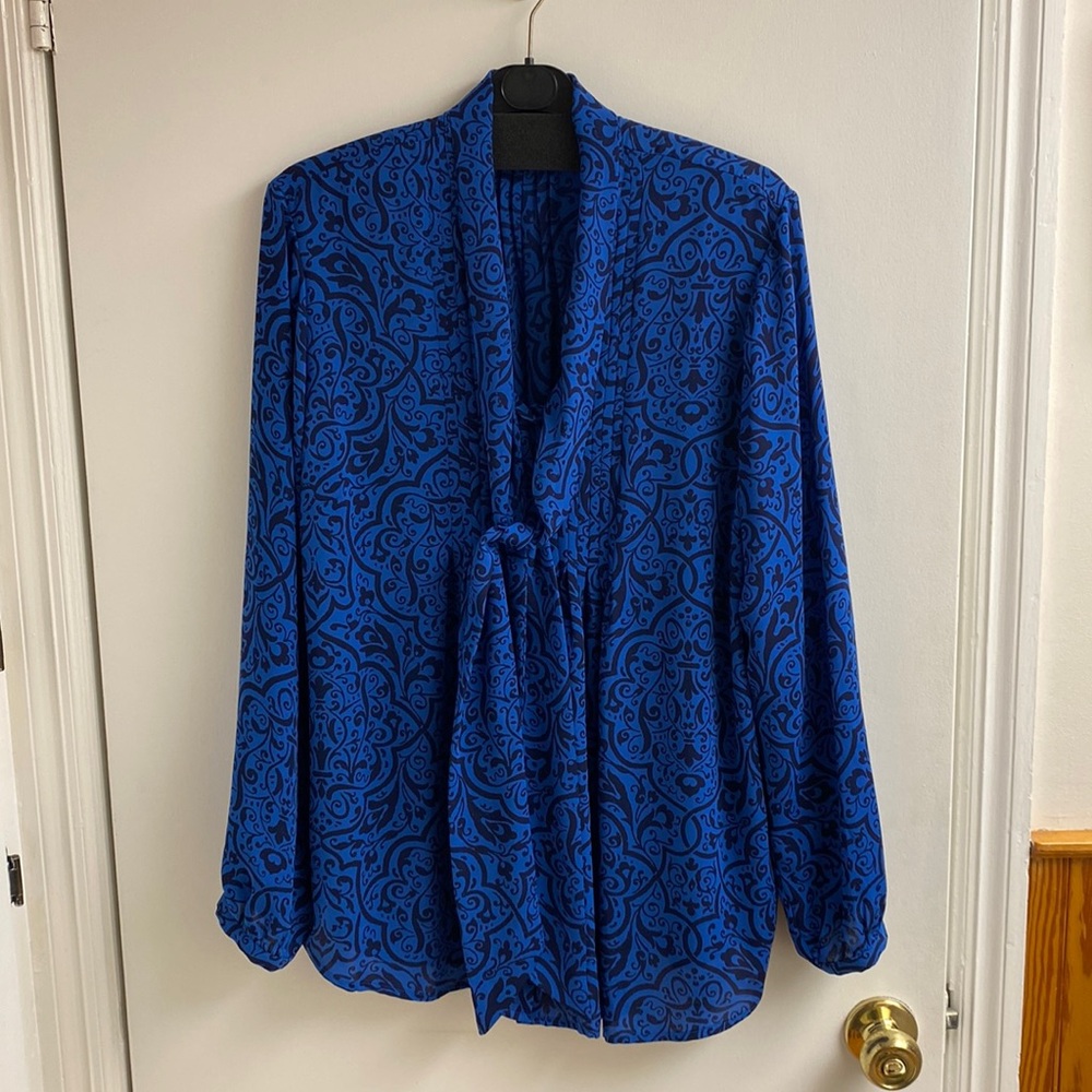 Lands’ End like new 18W long sleeve blouse button down tie v-neck blue print